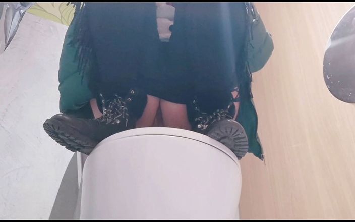 Erotic Tanya: Offentliga toalett pruttar fångade på kameran