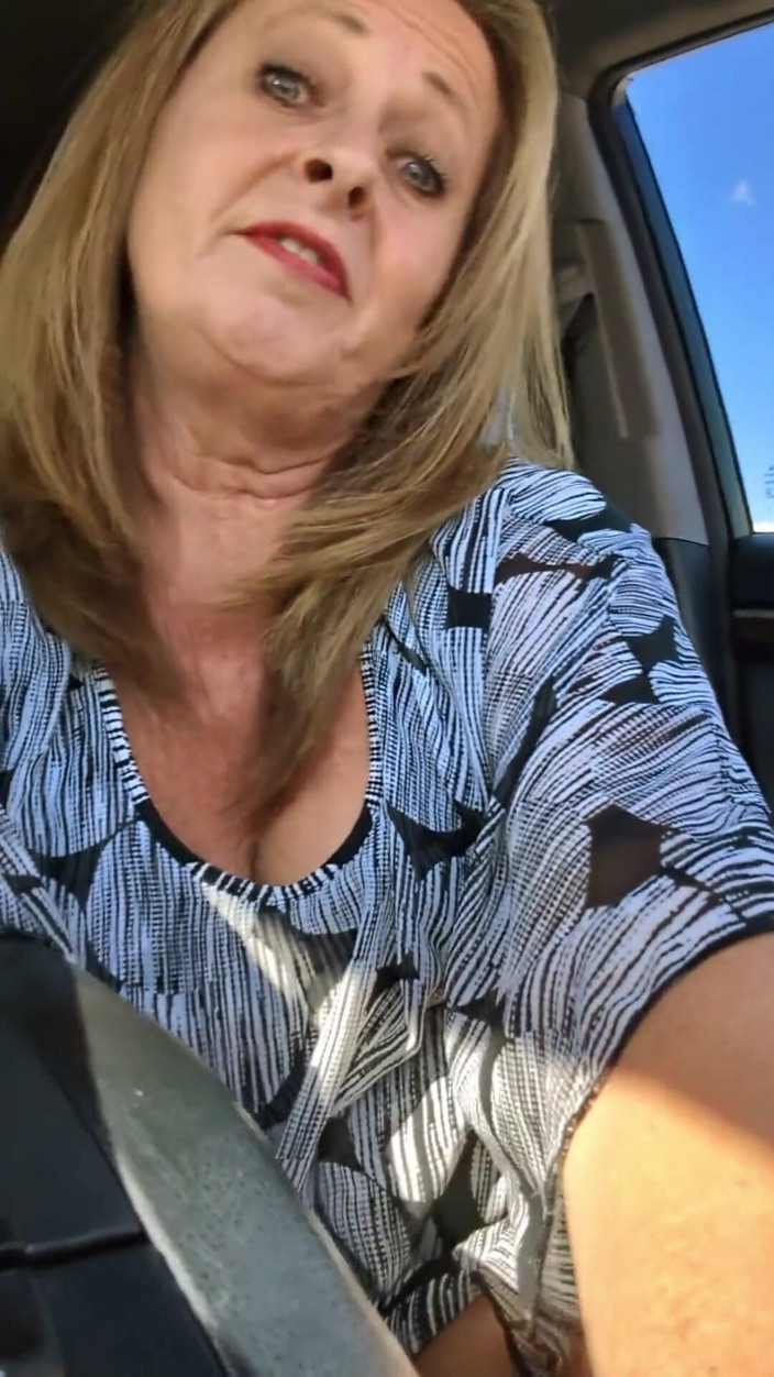 Little Linda: 有史以来最热辣的熟女 - 在沃尔玛停车场的精通看到结局