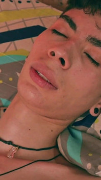Sexy hubený Twink Magic C Plní kondom tlustým spermatem a polyká jeho vlastní nálož