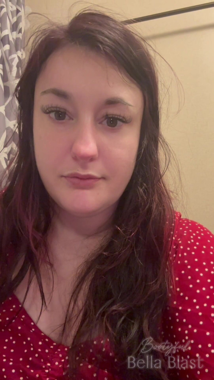 BellaBlast: Bbw oogcontact toilet scheten en log plops intieme pov met...