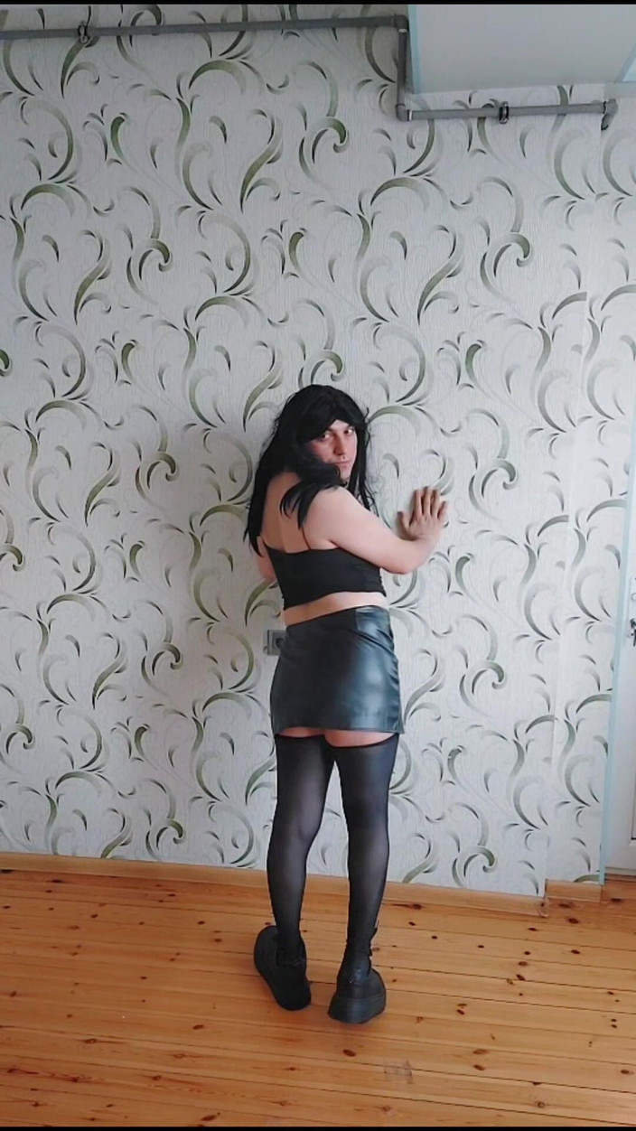 Kitty_Cross: Hezká gotická princezna Femboy v kožené sukni a sexy punčochách,...