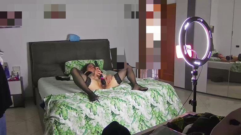 Chupita84: Chupita84 face un videoclip în timp ce se masturbează
