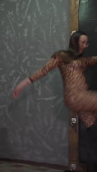 Hardcore ballbusting con due miLF tettone e uno schiavo arrapato