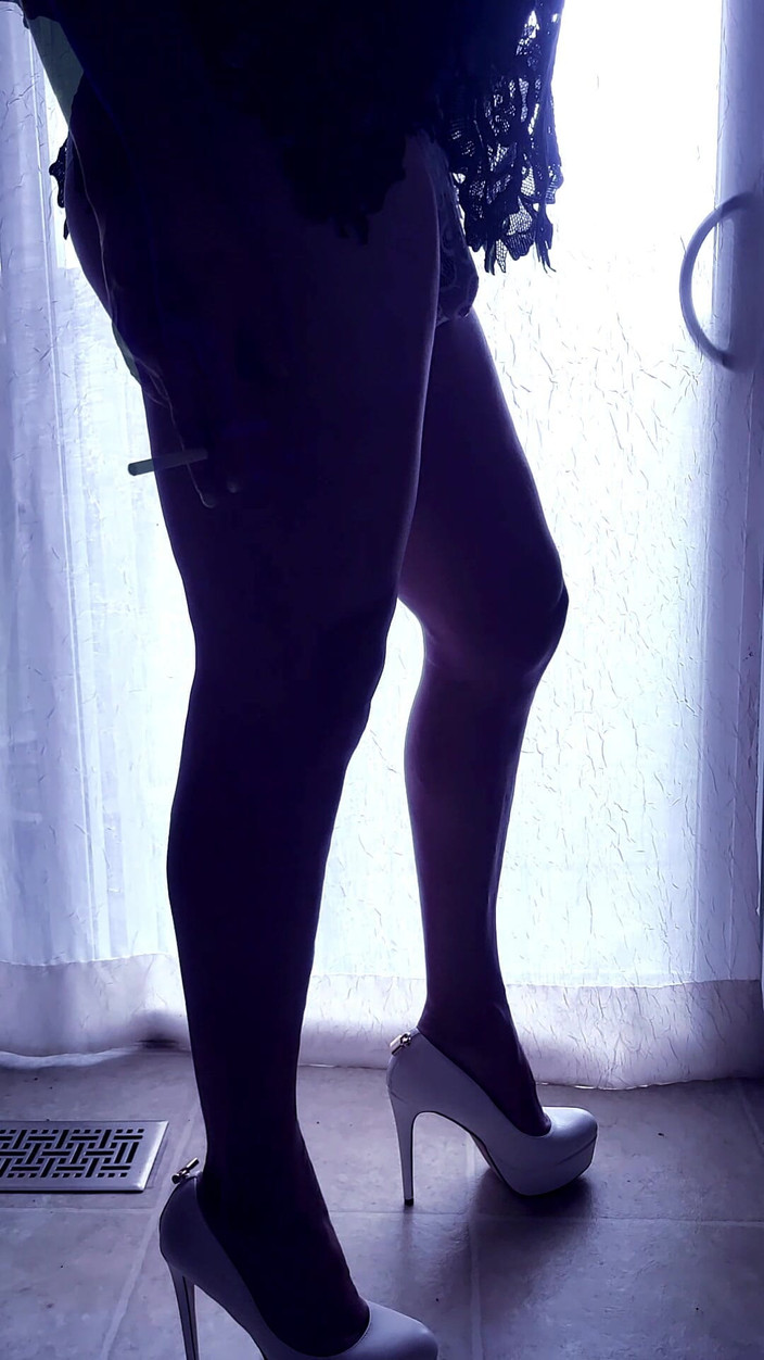 kandiKane: Kouření brazilské Sissy Děvka Svádění v podpatcích a prádle