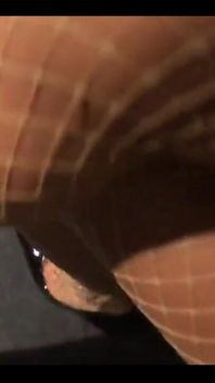 Louboutin bota se roztáčí. Klasická černá. Klasický bezstarostný styl.
