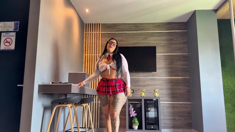 AlejandraGarciax: 大屁股学生让屁股被灌满牛奶以通过课程