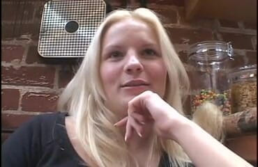Perfect Porno: Blond dziwka przyjmuje wyzwanie pieprzyć nieznajomych z ciasną pochwą