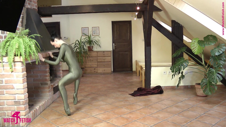 Watch4fetish: Ballet in a green catsuit