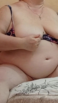 Przyjaciel masturbuje się wieczorami swoją cipką i ściera jej duże cycki