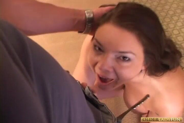 Older Lady Fun: Bystiga stora tuttar Kanadensisk GILF Puma Carrie Moon knullas