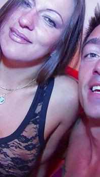 Casting porno privado en la casa de vacaciones - Halana prueba a jóvenes actores