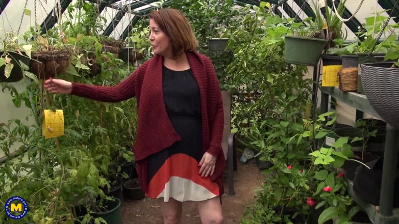 Mature NL: Traviesa madura Brie le encanta hacer su coño en su...