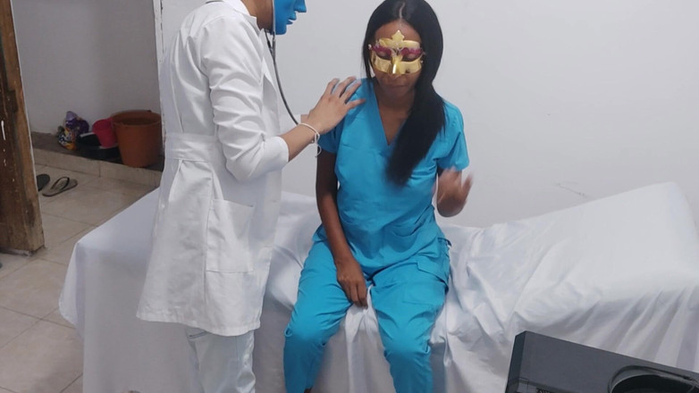 NEGRITA SEXY: Colegii medicali fac lucruri pentru adulți pe targa spitalului.