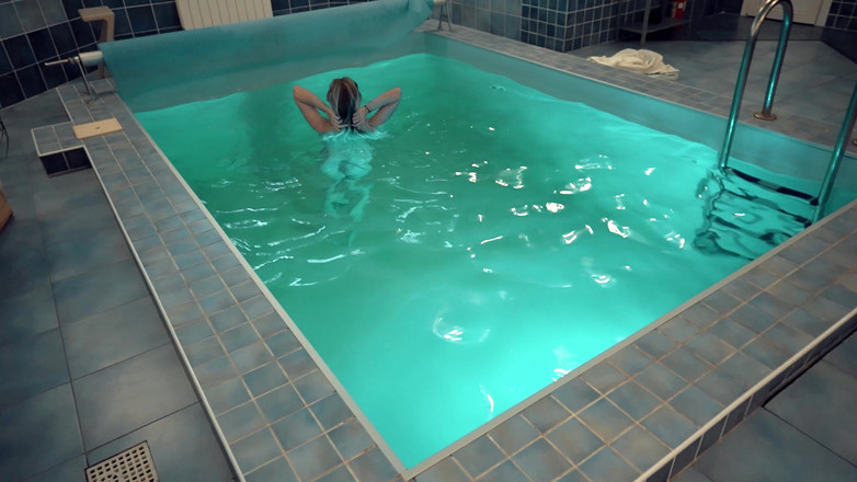 ReplayXXXLady: Stiefsohn Fickte Seine Stiefmutter Und Fand Sie Nackt Im Pool