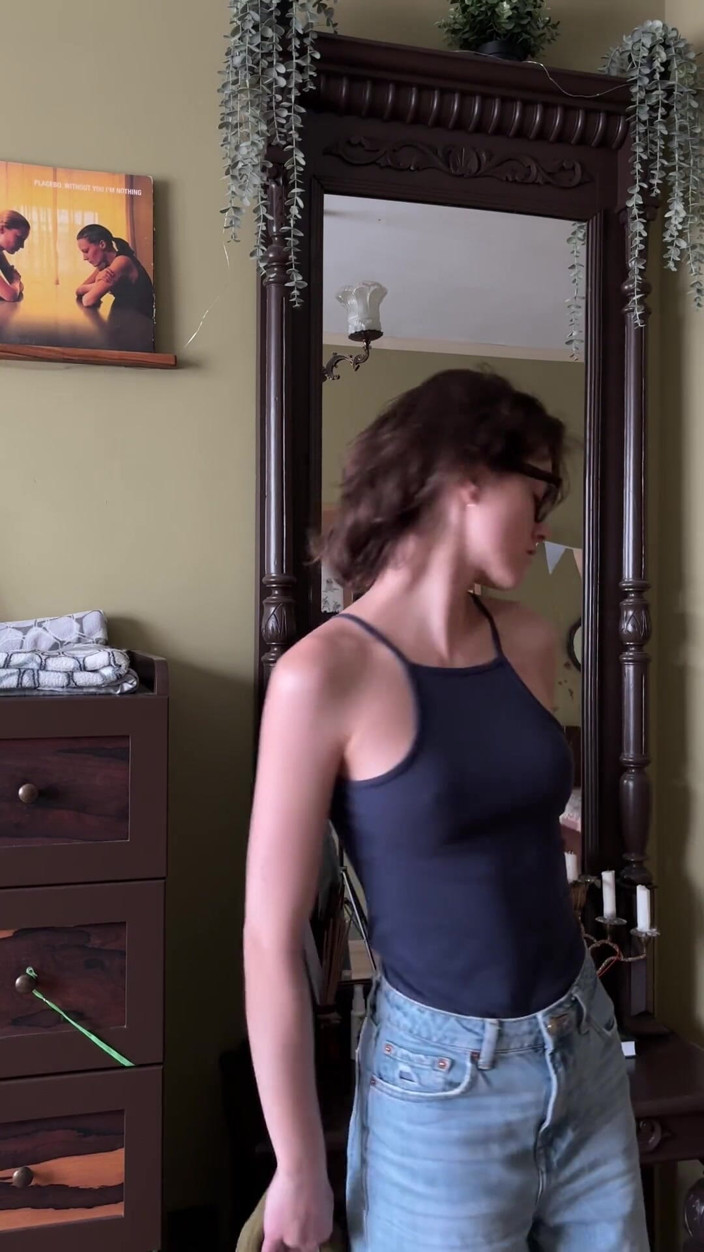 Karafuto404: Striptease cu pizdă futută cu degetul în prim plan