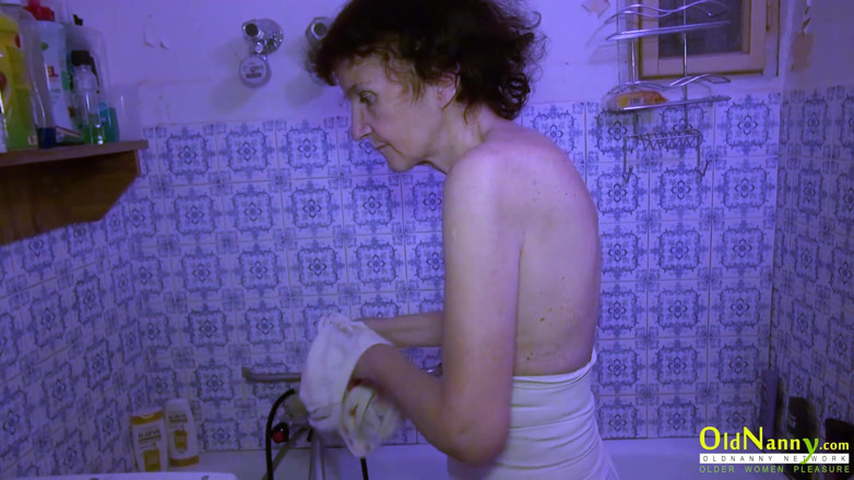 Aged Love: Oude oppas - oude dame Veronika neemt een bad