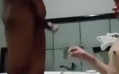 Tgirl在按摩浴缸里吮吸我男友的大鸡巴