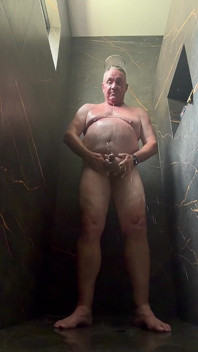 Stiefvader neemt een douche na het golfen