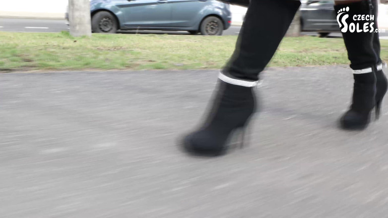 Czech Soles - foot fetish content: Öffentliche high heels gehen, getragene strumpfhosen und fußspiel