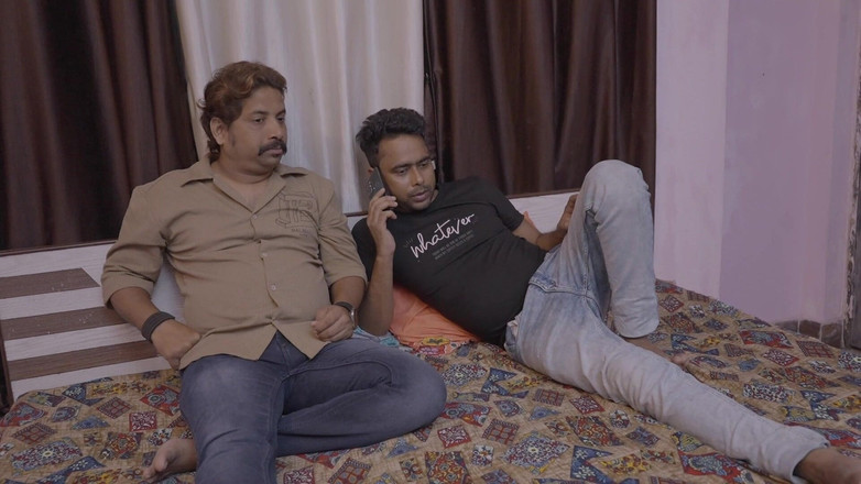 desigoldtv: 美丽的印度女孩,看到两个男孩开始射精