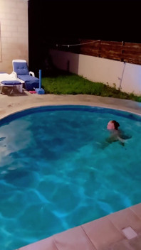 Peepers la piscină transformat colegi de joacă - cea mai umedă surpriză de vacanță!