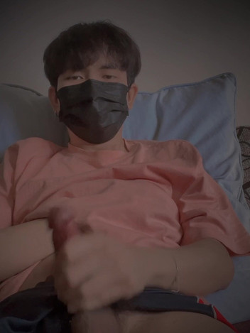 Louswee: 最小限の部屋で一人で座る - 清潔でシンプル