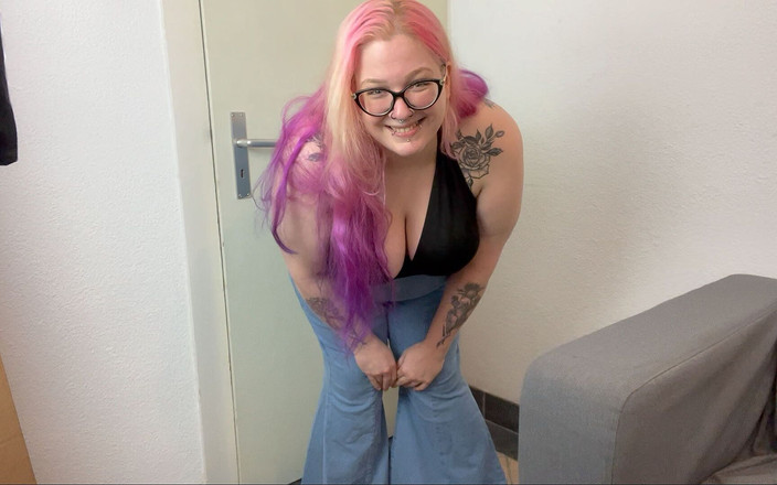 Abby Strange: 尿在我的蓝色牛仔裤里