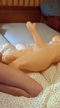 Nahá Sexdoll Šukání s hlubokým výstřikem