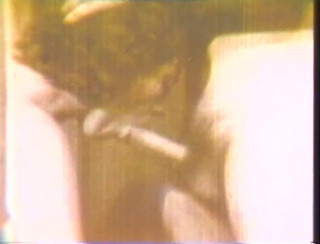 Vintage megastore: Oldfashion hubená brunetka masturbuje a saje velkého ptáka