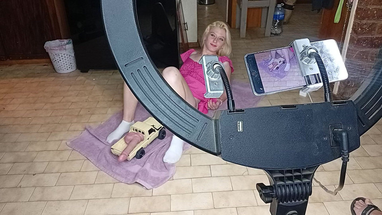 18blondteen: RC auto con dildo scopa figa calda bionda di 19 anni