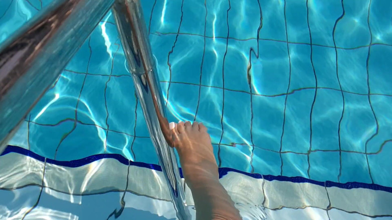 Fetish intimmedia: Pies calientes juegan en la piscina