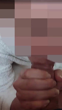 185 Esibizione cazzo - lo studente tira fuori il cazzo davanti alla sua insegnante nella sauna e lo aiuta a venire