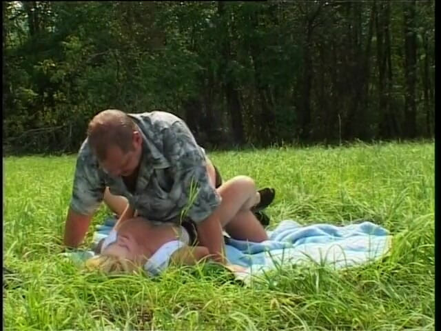 Horny Two really wet MILFs: Cuplu excitat care face sex dur în natură