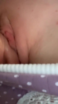 Omg! Drobná kundička dostane sexy sperma přímo v metru