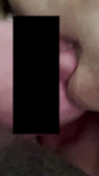 Istri yang cemburu itu membocorkan video rumahan suaminya di mana dia bercinta di mulut seorang siswa. Makan Air Mani