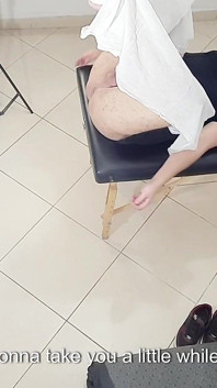 Lékař, který provádí zkoušku prostaty skončí strkáním připínáku do zadku pacienta.