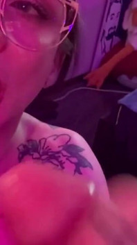 ดูดหน้าหน้าแบบแรงของสาวข้ามเพศใส่แว่น