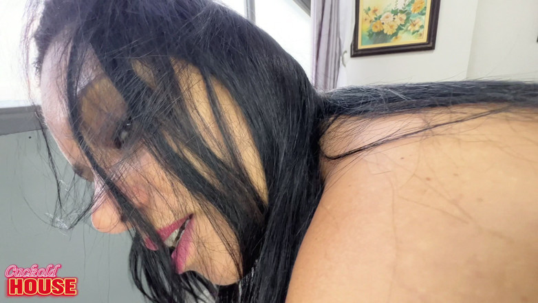 CuckoldHouse: La donna matura sposata apre tutti i suoi buchi per...