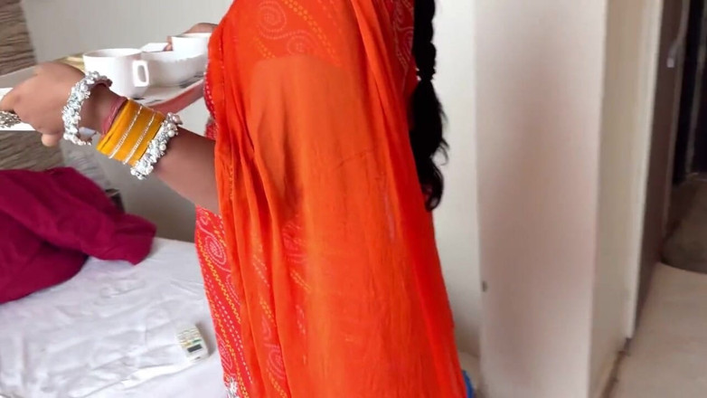 desi_babe1234: Une bhabhi au cul rond et brun sert sa grosse...