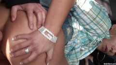 Babe Stare: Garota sexy dá um boquete a um homem antes de...