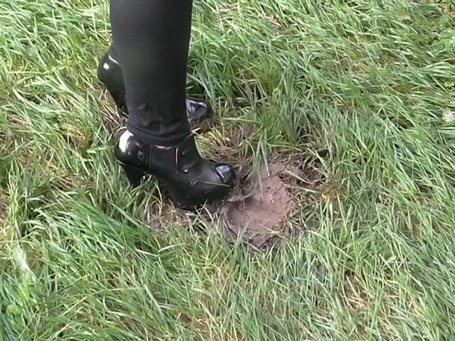 Kikka Jennie: Muddy spit heels