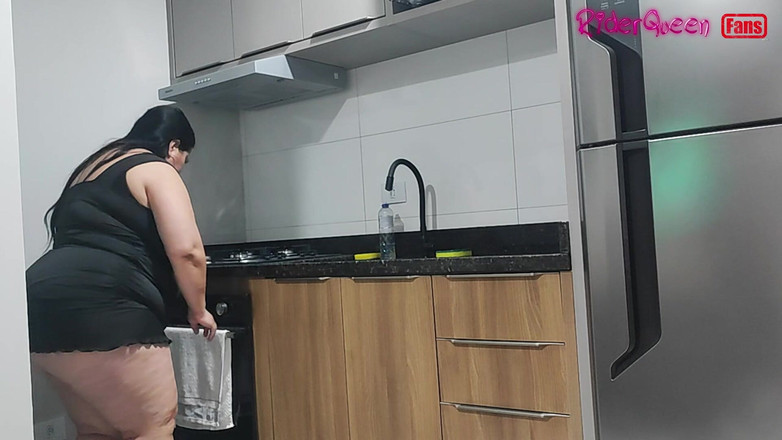 Riderqueen: Seyahat eden üvey anne, yalnız hayranlar ağır çekimde, mutfakta