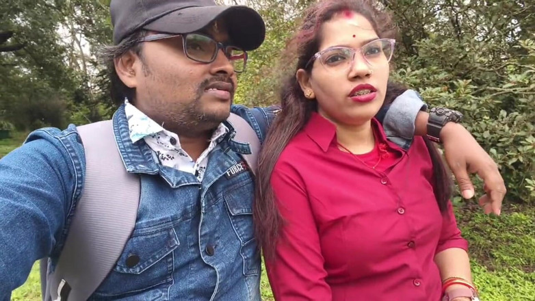 Sona bhabhi: Hintli desi kız ormanda erkek arkadaşı tarafından öpüşme sahneleri ve göğüslerini...