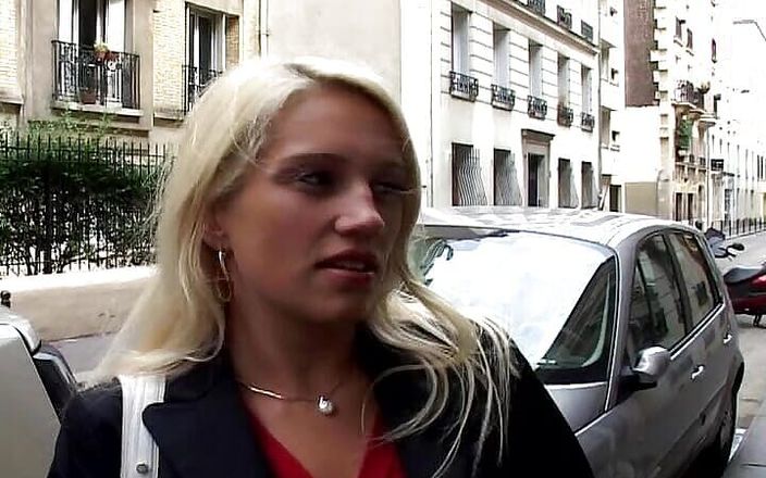 Planete Francaise: फ्रांस की सेक्सी सुनहरे बालों वाली रंडी अपनी गांड फैला रही है