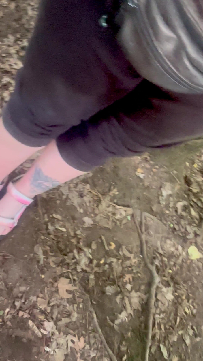 Alpha stud 4 u: P pe sandalele ei drăguțe roz, cameră concentrat pe picioarele...