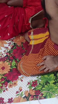 Indiancă bhabhi în rochie roșie tradițională sex intim cu Devar - de acasă