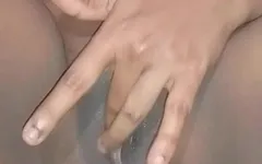 हॉट गांव की लड़की ऊँगली कर रही है और चाट रही है