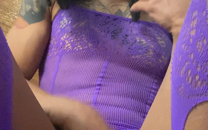 Kimora Creams: Heet transmeisje masturbeert in sexy paarse lingerie