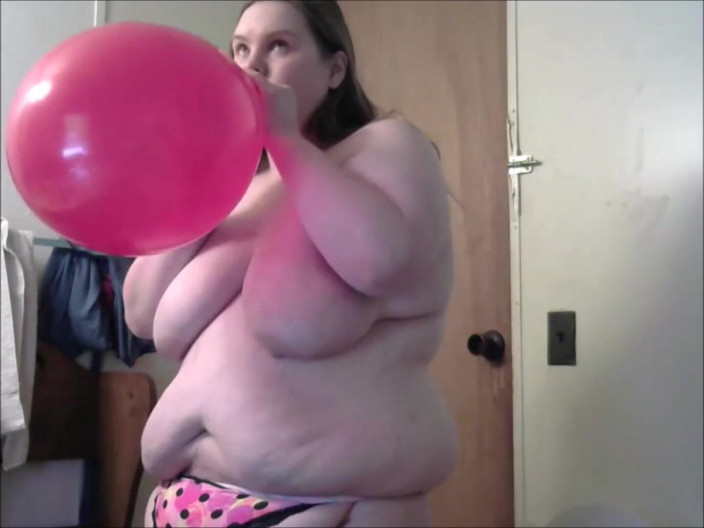 Fat Goddes: Cagna nuda viene schiaffeggiata in faccia da un palloncino scoppiante