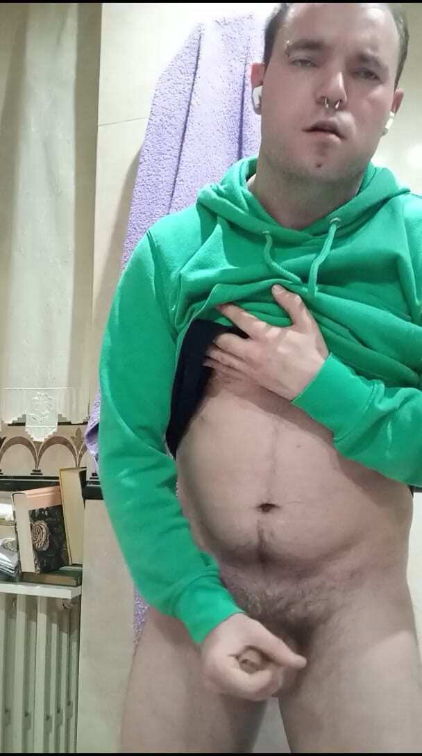 Alescu11: Tânărul se masturbează și îi mănâncă sperma